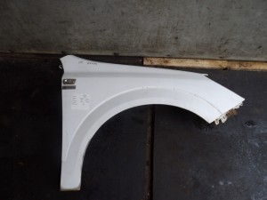 Opel Astra H błotnik przedni prawy lak. Y474 kombi