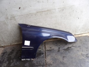 Mercedes W203 C klasa błotnik przedni prawy lak. 359