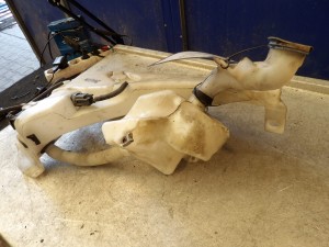 VOLVO CC30 - ZBIORNICZEK SPRYSKIWACZY 4N51- 17B644-CA