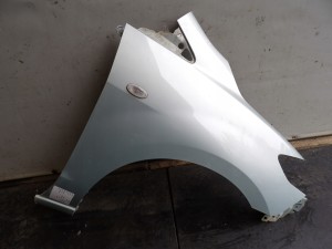 Mazda V 5 błotnik prawy 1,8B