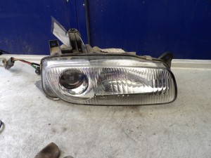 Mazda 323BA lampa przednia prawa 1,5B