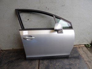 Citroen C4 drzwi przednie prawe HB 5D lak. EZR