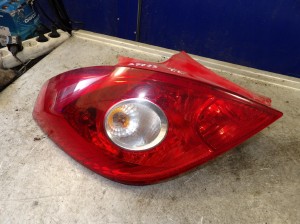Opel Corsa D lampa tylna lewa 13186350 89038960A