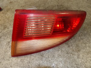 Toyota Avensis I lampa tylna prawa klapa