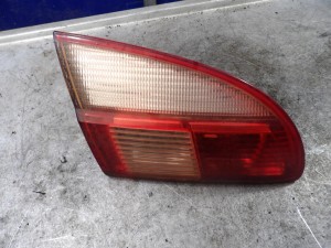 Toyota Avensis I lampa tylna lewa klapa