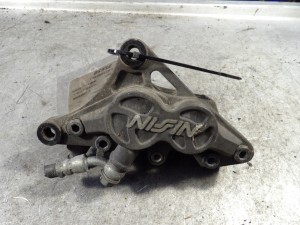 Suzuki GSX 750 zacisk hamulcowy przedni prawy