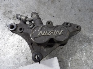 Suzuki GSX 750 zacisk hamulcowy przedni lewy