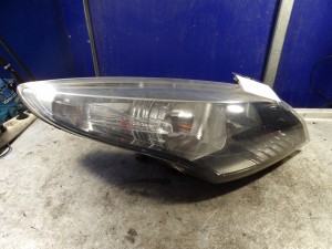 Renault Megane III lampa przednia prawa 1,5D 260105680R 130702410900