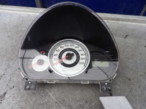 Mazda 2 licznik D01J55430