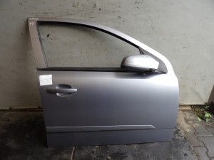 Opel Astra H drzwi przednie prawe Z163