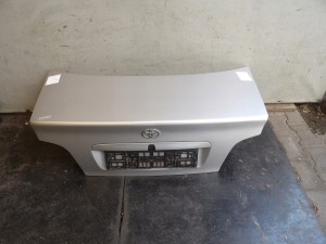 Toyota Avensis I T22 klapa bagażnika sedan
