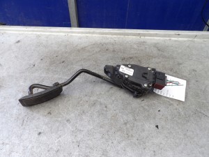 Nissan Almera N16 1,5 pedał gazu