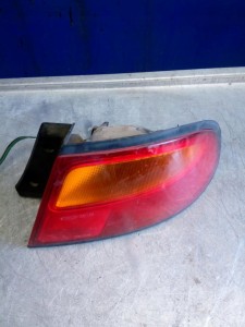 MAZDA 323F BA - LAMPA TYŁ PRAWY