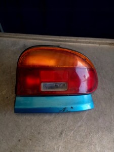 MAZDA 121 - LAMPA TYŁ PRAWY