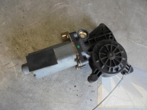 Silniczek szyby PP Mercedes W210 3,0D 0130821671