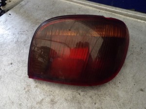 Toyota Yaris I lift lampa tylna prawa 52-049R